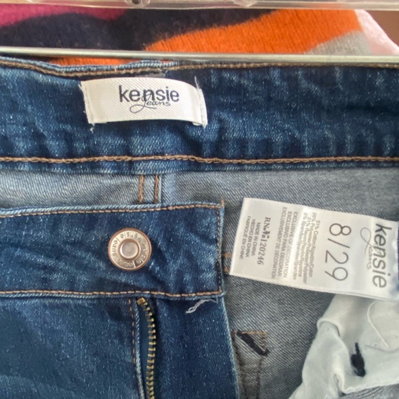 🌸 Flower Embroidered Jean Capris - Picture 7 of 8